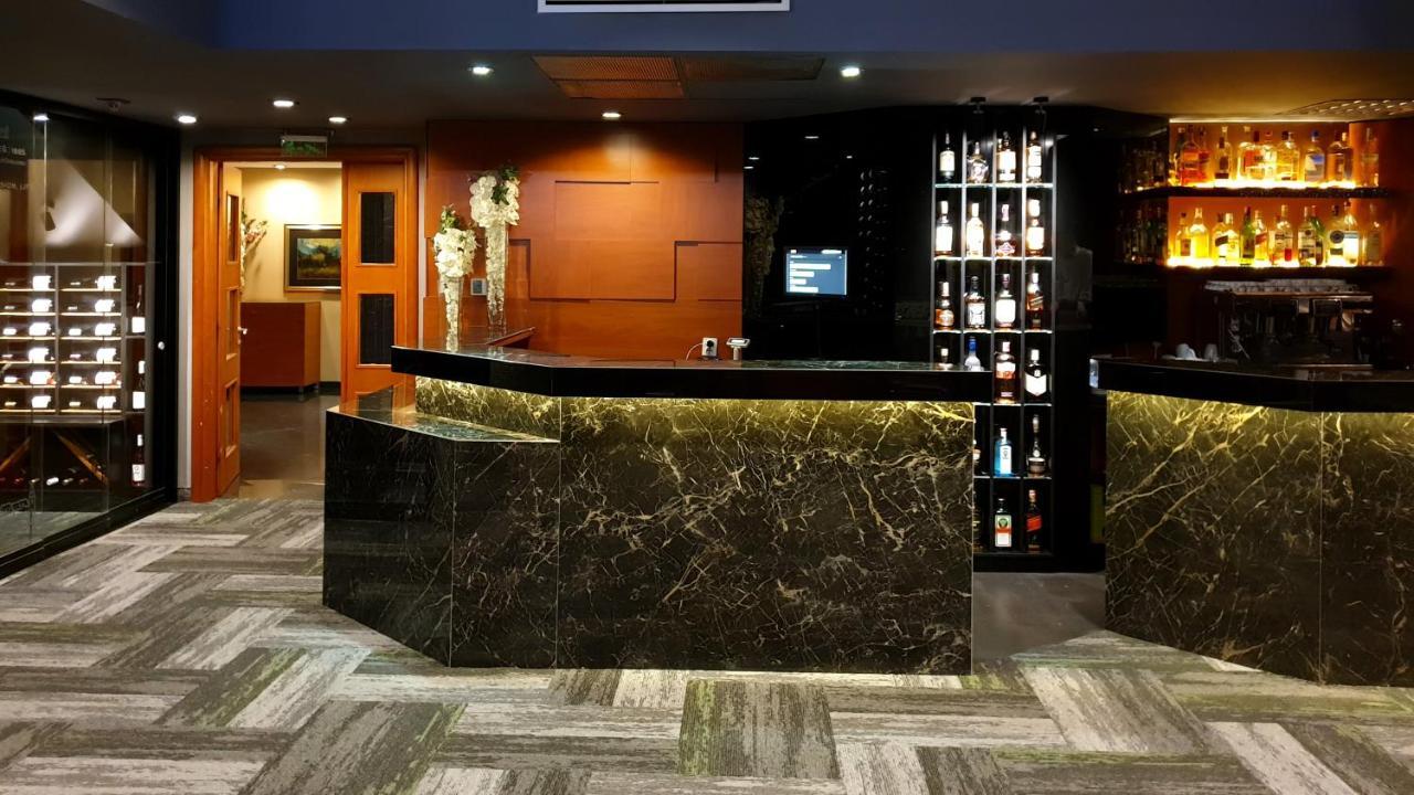 Hotel Arka Skopje Exteriér fotografie Reception desk at the hotel