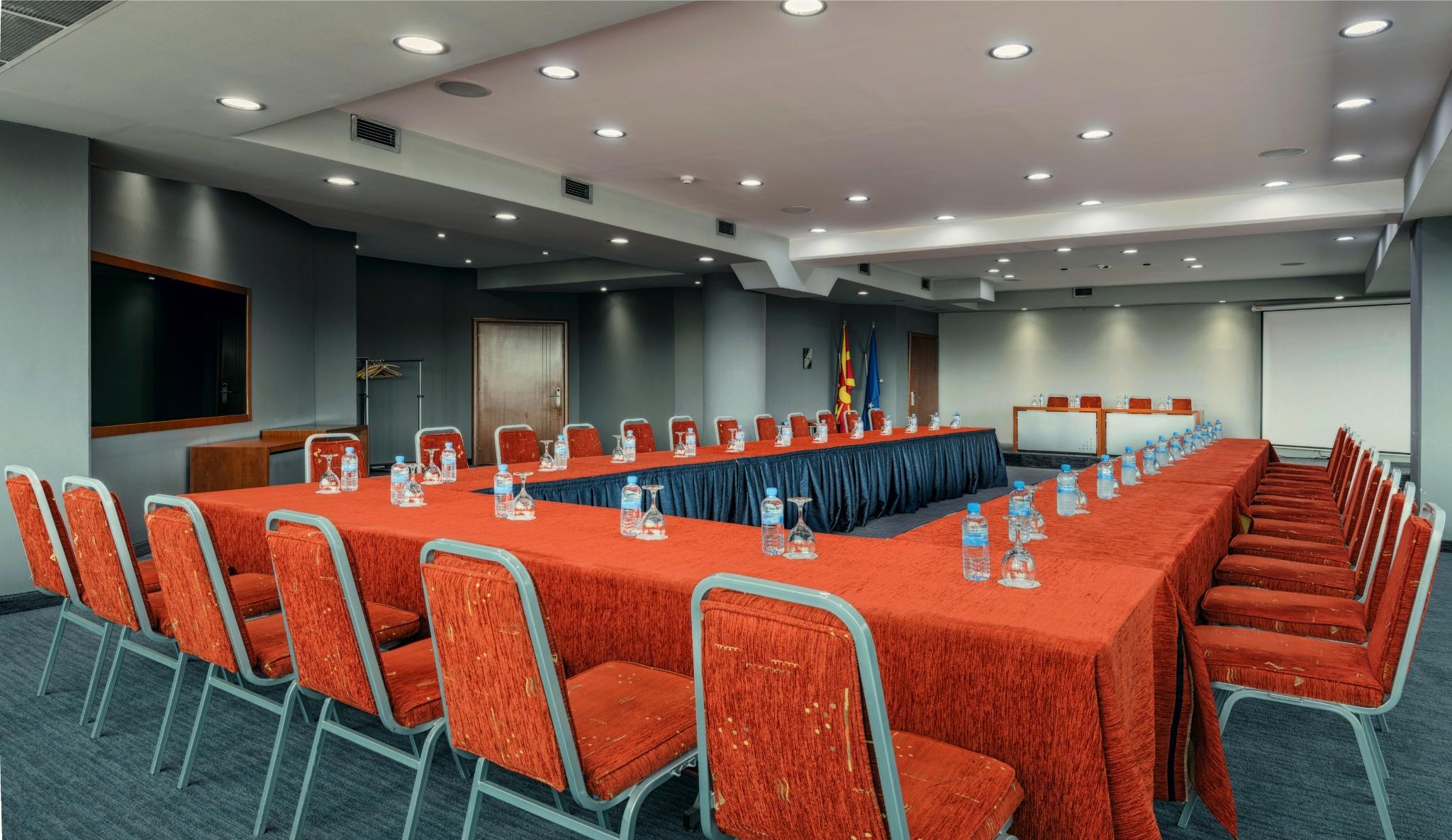 Hotel Arka Skopje Exteriér fotografie The conference room of the European University