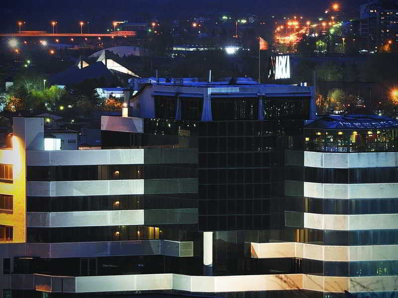 Hotel Arka Skopje Exteriér fotografie The hotel at night